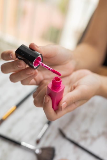 带刷的口红，个人和专业的配件，迷人的化妆图片下载