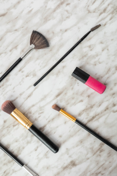 壁纸与美容产品，如不同大小的刷子和口红，物品和配件图片下载