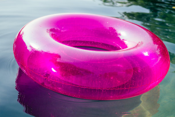 甜甜圈充气粉红圈在游泳池关闭图片下载