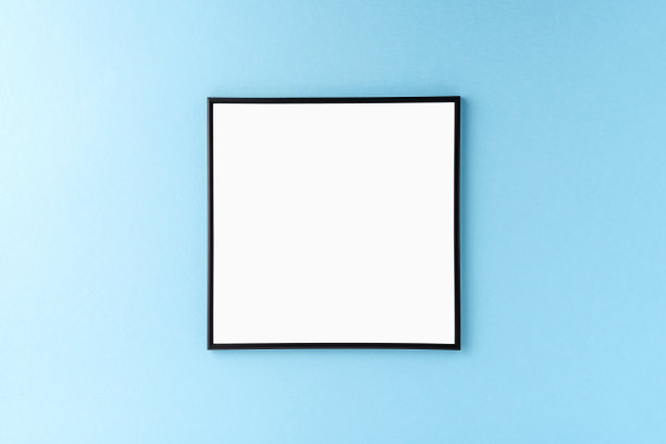 黑色相框上的蓝色背景。模型与copyspace图片下载