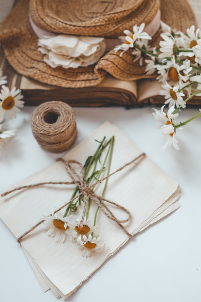 复古风格的信，雏菊和一顶帽子，夏天的平躺图片下载