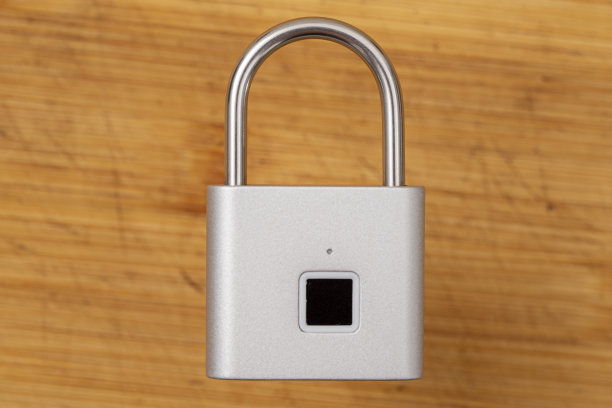 封闭式浅灰色挂锁，指纹开口。木色背景剪出。图片下载