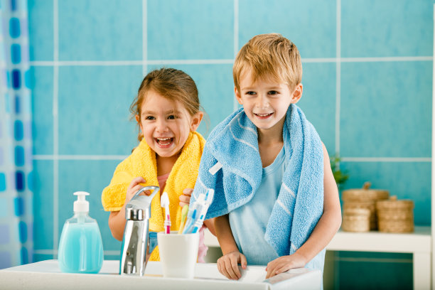 孩子们早上洗脸图片下载