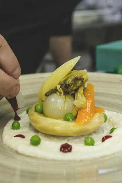 米其林星级大厨正在为这盘菜做最后的润色图片下载