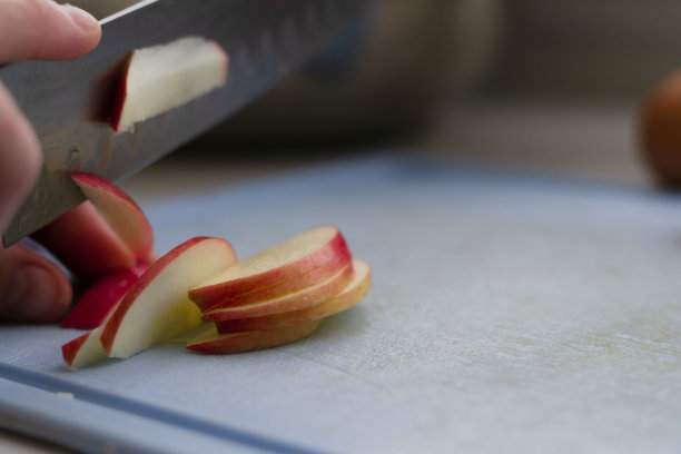 在菜板上切苹果图片下载