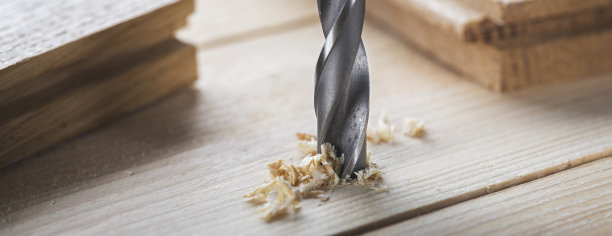 金属钻头在橡木板上钻孔图片下载