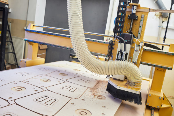 木制数控机床在工作。数控装置。木工行业图片下载