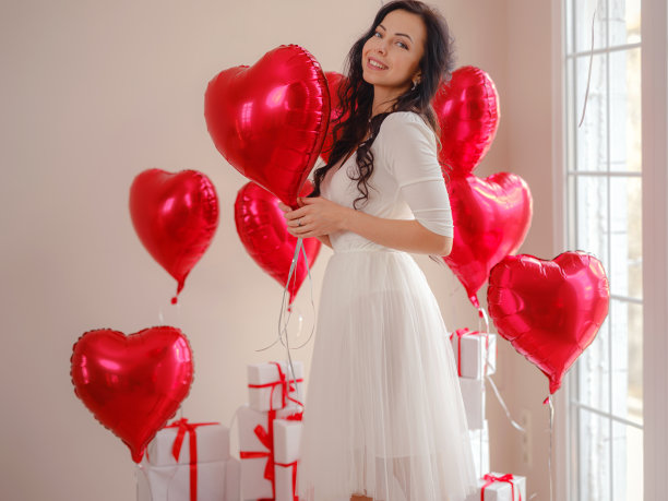 美丽快乐的年轻女子，庆祝情人节图片下载