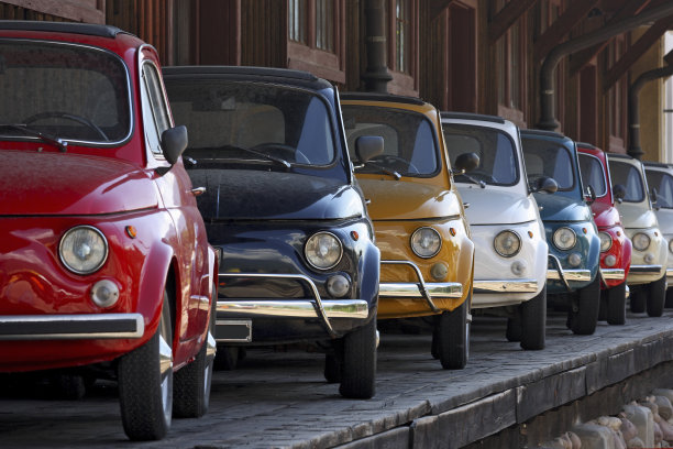 一排彩色的意大利老爷车图片下载