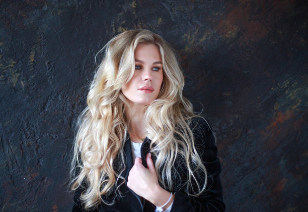 严肃而深刻的黑色西装商务女性，画室里美丽而富有情感的肖像图片下载