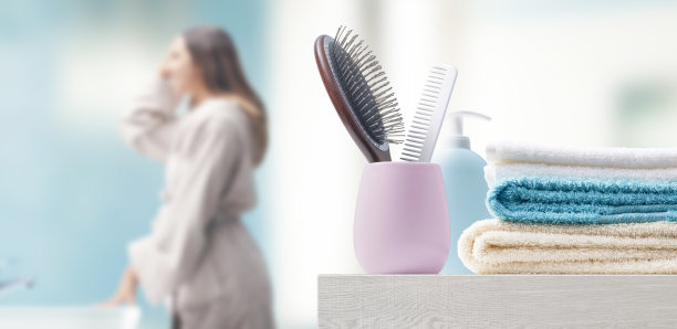 女人在浴室和配件图片下载