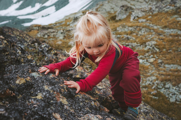 活泼的孩子爬山旅行健康的生活方式徒步旅行假期户外冒险婴儿攀岩训练岩石自由单独图片下载