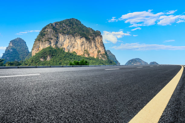 桂林柏油路和山地自然景观图片下载