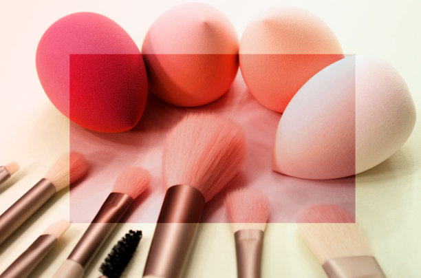 化妆品碾碎的化妆粉用刷子隔离在白色上。图片下载