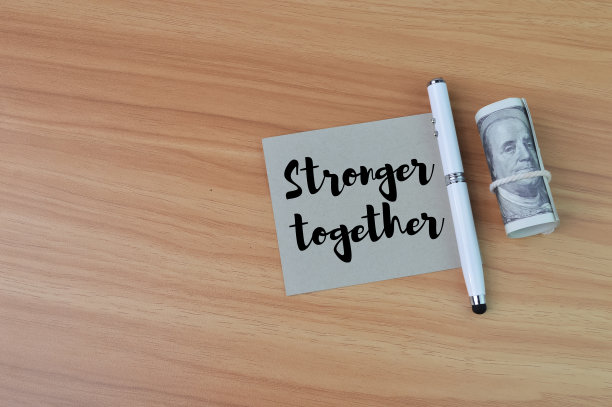 俯视图笔、钞票和便笺写在一起更牢固。图片下载