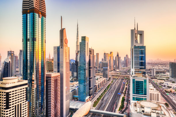 日落下的迪拜天际线，阿拉伯联合酋长国图片下载