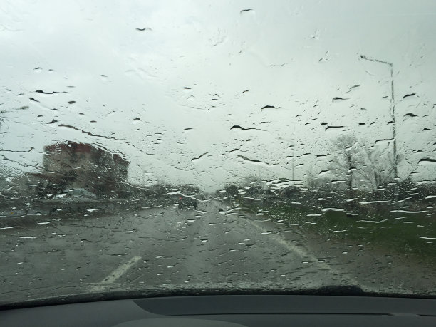 在雾蒙蒙的雨天开车图片下载