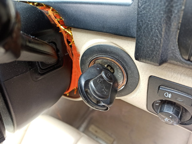 车钥匙在曲柄孔中图片下载