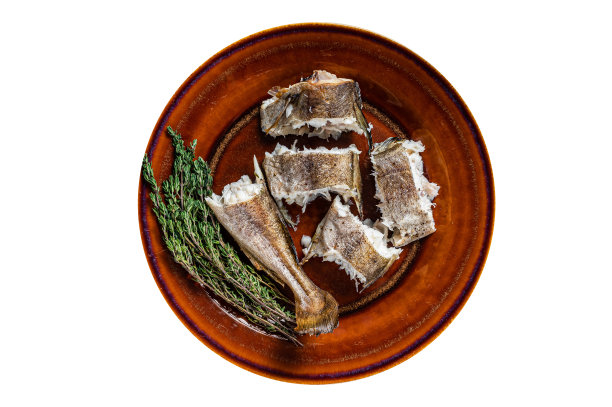 盘子里的烤鳕鱼。高品质隔离，白色背景。图片下载