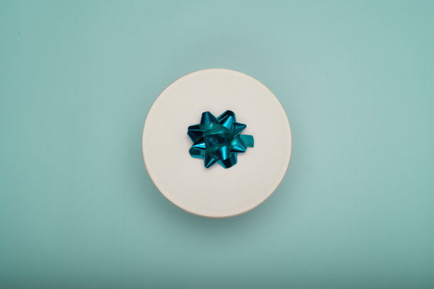 白色礼盒上的蓝色或青色背景图片下载