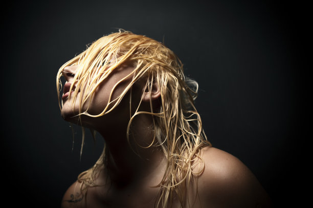 湿发性感女人。图片下载