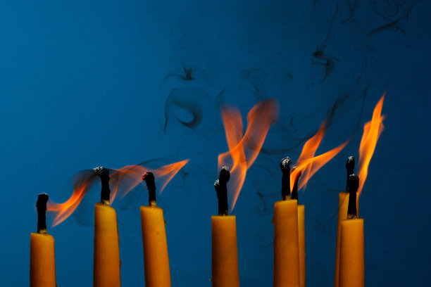 黄色的蜡烛冒着黑烟。图片下载