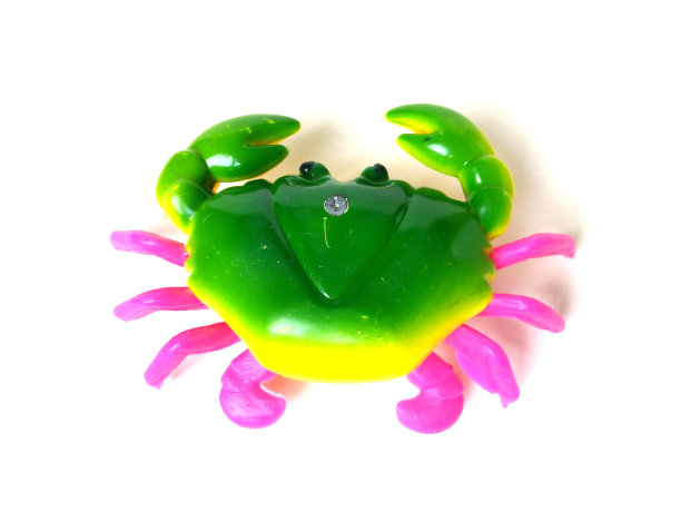 白色背景上的绿蟹玩具的特写。图片下载