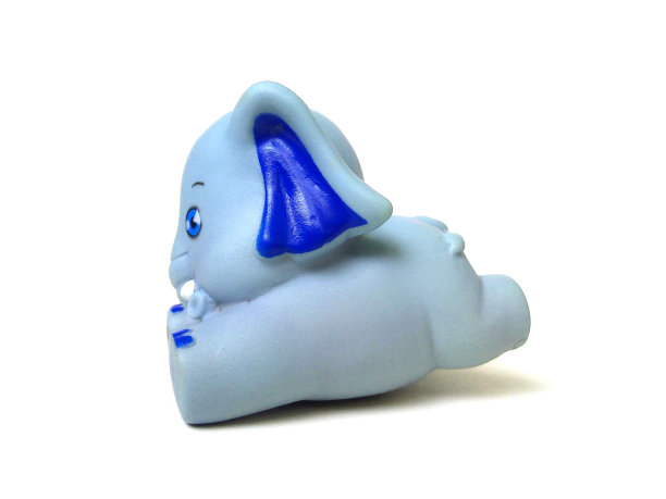 白色背景上的蓝色大象玩具的特写。图片下载
