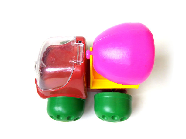 建筑卡车玩具的特写，孤立在白色背景上。图片下载