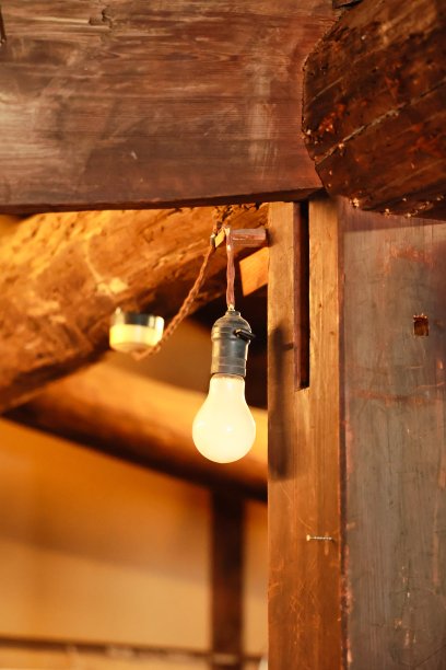 老民居房梁上挂着的复古灯泡图片下载