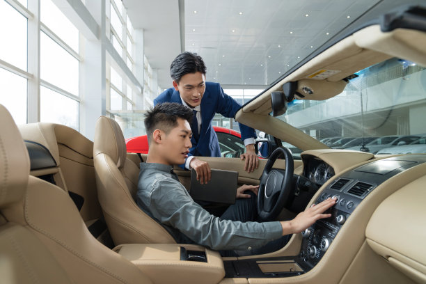 汽车销售人员为顾客介绍图片下载