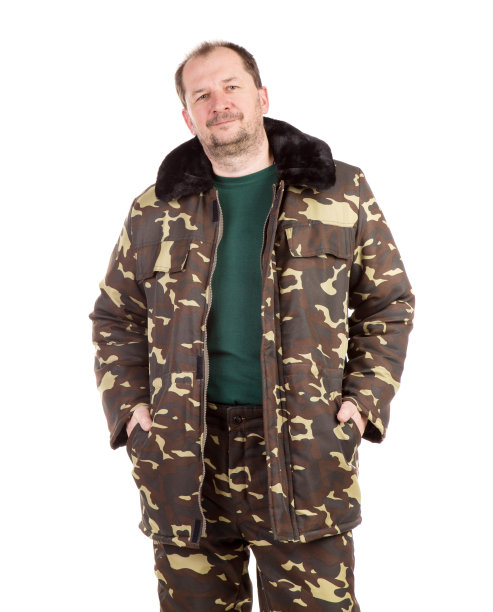 一个身着迷彩服的骄傲男人。图片下载