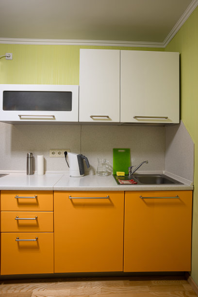 一套厨房用具，由橱柜和台面组成图片下载