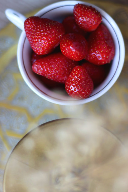 草莓和鲜花图片下载