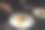 厨师长用镊子把烤好的肉块放在青菜泥和酱汁的白色盘子上。健康膳食准备，烹饪或小企业的概念。图片下载