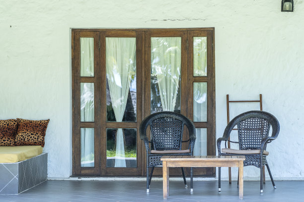 非洲坦桑尼亚桑给巴尔岛附近的热带海滩附近的美丽露台，有两把躺椅图片下载