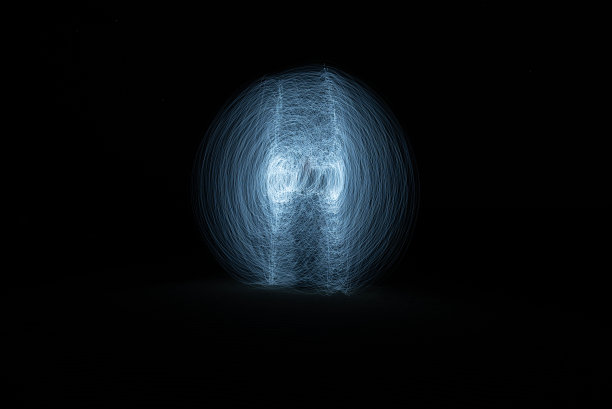 白色明亮的光尾抽象在黑色的背景上。移动的灯光超现实图片下载