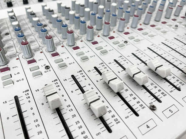 Close的控制旋钮的灰色混音台，与滑块和旋转旋钮，水平，背景失焦图片下载