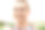 快乐的年轻秃头女人看相机户外-真实和真实的人的概念图片下载