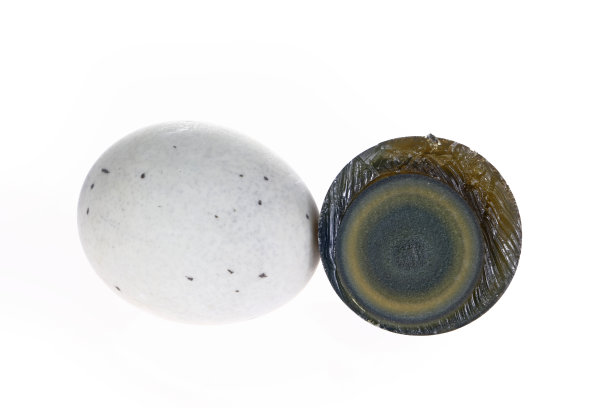 鸡蛋，鸭蛋，皮蛋在白色的底色上图片下载