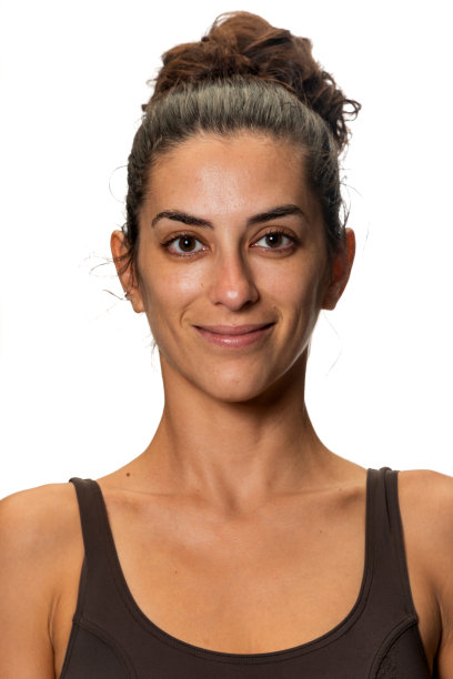 微笑的年轻女子看着镜头图片下载