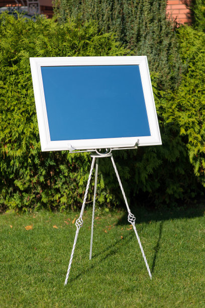 装饰镜面婚礼牌匾在草地上图片下载