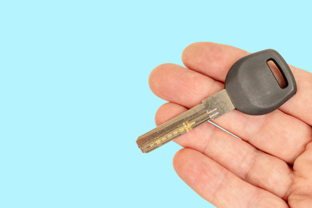 一个男人手里拿着金属钥匙。图片下载