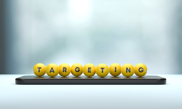 瞄准写在手机上的黄色球体。图片下载