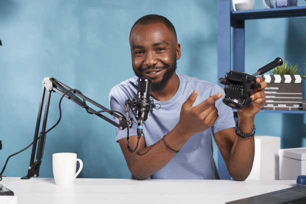 摄像师在检查摄像器材图片下载