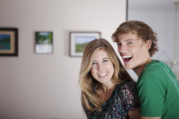 快乐的年轻夫妇图片下载