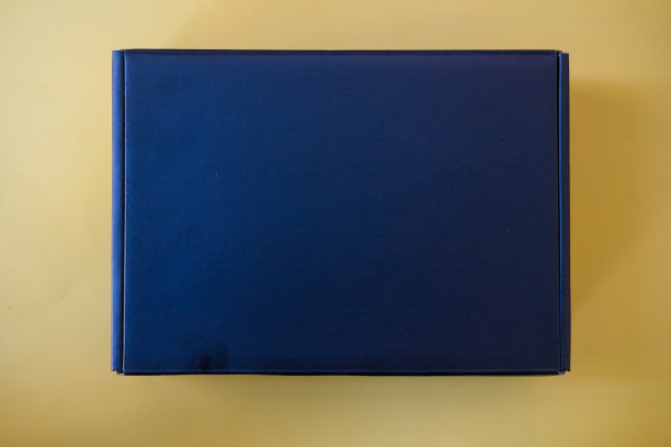 封闭的黑色空白纸板箱图片下载