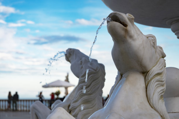 菲律宾宿务，利亚神庙外的喷泉旁，马的大理石雕像从嘴里喷水。图片下载