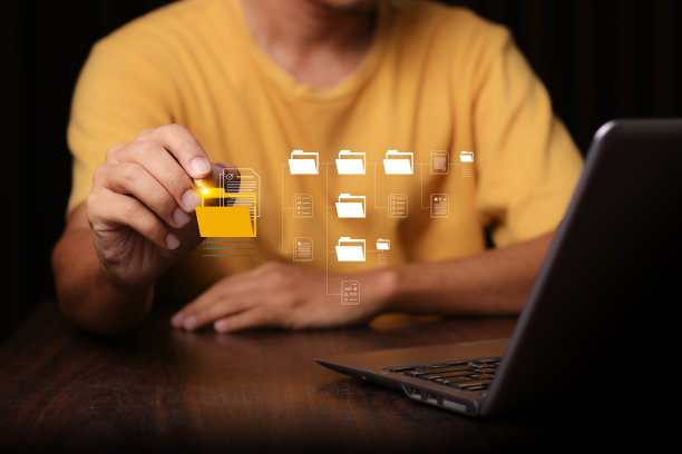 文件管理系统(DMS)是由IT顾问在办公室的笔记本电脑上建立的文件目录。存档、搜索和管理公司文件信息的软件图片下载