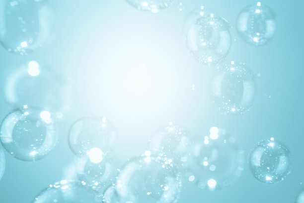 透明闪亮的蓝色肥皂泡背景。Sud能吸水。图片下载
